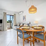 Apartamento Sunny Flat With A Balcony & Pool By Hostwise