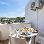 Apartamento Sunny Flat With A Balcony & Pool By Hostwise