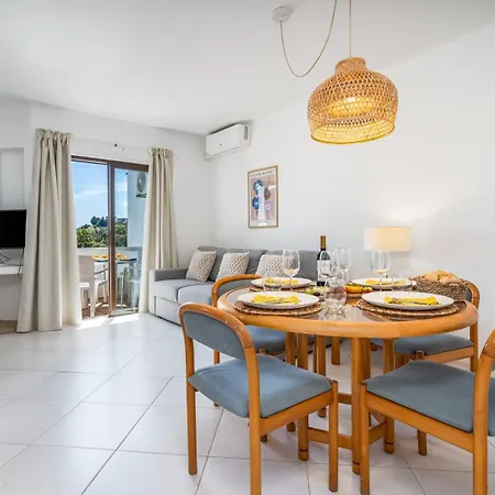 Lejlighed Sunny Flat With A Balcony & Pool By Hostwise