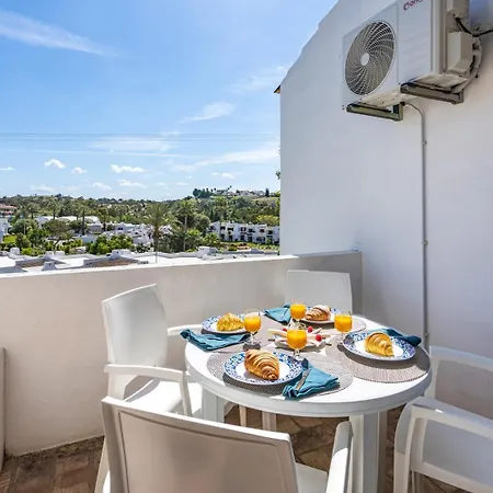 Lejlighed Sunny Flat With A Balcony & Pool By Hostwise