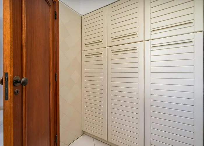 Lägenhet Sunny Flat With A Balcony & Pool By Hostwise