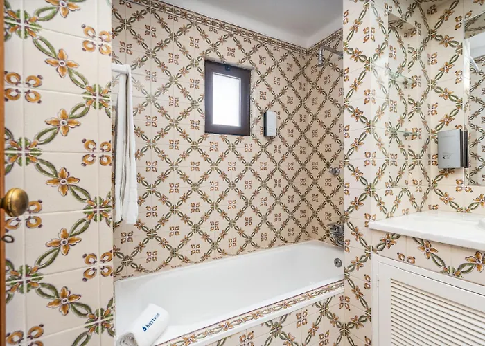 Lägenhet Sunny Flat With A Balcony & Pool By Hostwise *