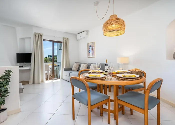 Lägenhet Sunny Flat With A Balcony & Pool By Hostwise