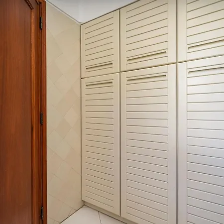 Appartement Sunny Flat With A Balcony & Pool By Hostwise